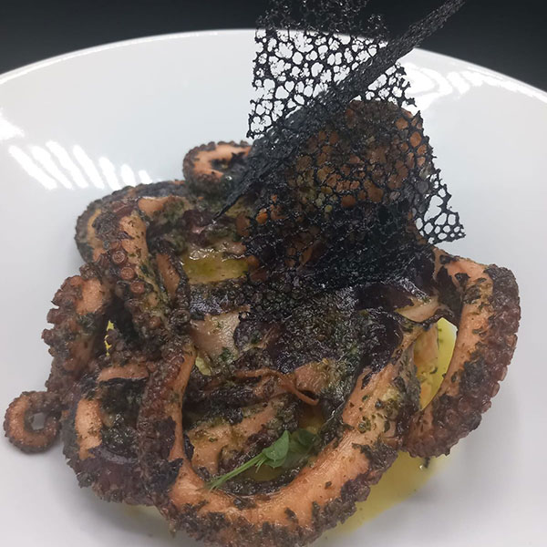 Poulpe entier en persillade - Restaurant Traditionnel